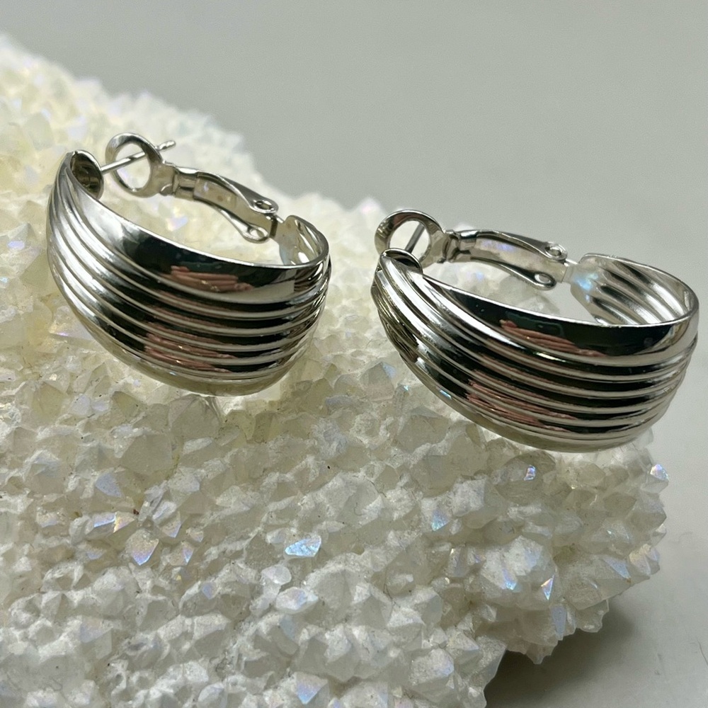 Elegant Silver Tone Ribbed Hoop Earrings -Chic Gift